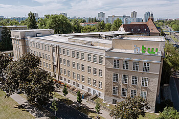 Studierende auf dem Campus Treskowallee
