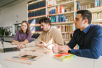 Studierende in der Bibliothek