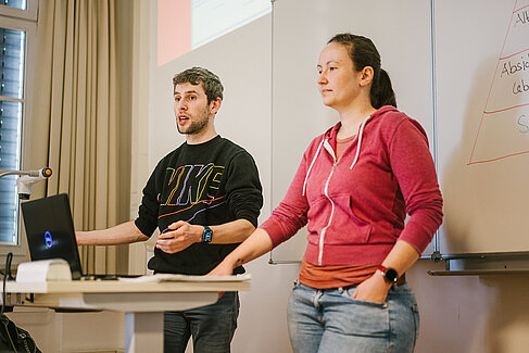 Zwei Studierende halten ein Referat